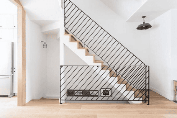 Cầu thang sắt đơn giản nhẹ nhàng