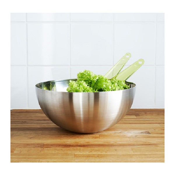 Chiếc tô trộn inox giúp trộn salad dễ dàng hơn